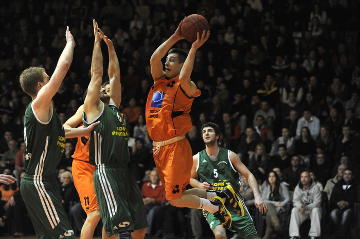 Sibenik ,170213.
Dvorana Baldekin 
Derbi utakmica izmedju GKK Sibenik i Sonik Puntamika Zadar za prvaka A2 Hrvatske kosarkaske lige Jug.
Foto: Niksa Stipanicev / CROPIX