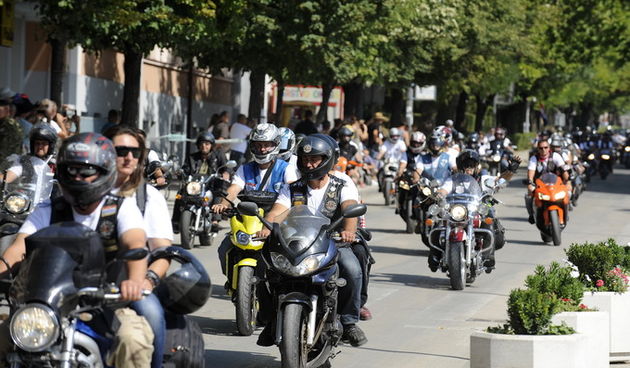 Knin, 050812.
Danas se u Kninu obiljezava Dan pobjede i domovinske zahvalnosti, Dan hrvatskih branitelja te 17. obljetnice VRO Oluja.
Na slici: parada bikera ulicama Knina
Foto: Niksa Stipanicev / CROPIX