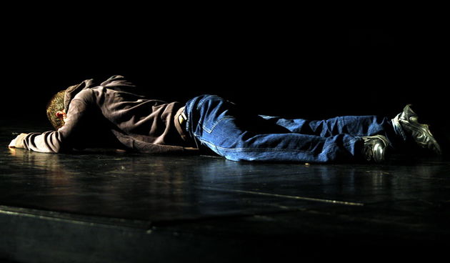 Zadar, 061211.
Kazalisna kuca Zadar. 
U mjesecu borbe protiv ovisnosti mladici i djevojke iz komune za lijecenje ovisnika Cenacolo izveli su scenski prikaz – Iz tame u svjetlo, nakon cega su iznjeli i svoja svjedocanstva.
Foto: Jure Miskovic / CROPIX