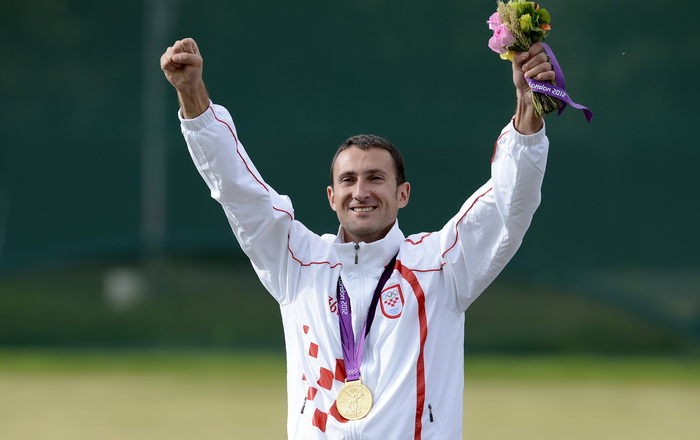 London, 060812.
Hrvatski strijelci Anton Glasnovic i Giovanni Cernogoraz u finalu trapa tijekom Olimpijskih Igara u Londonu.
Na fotografiji: Giovanni Cernogoraz osvojio je zlato.
Foto: Drago Sopta / CROPIX