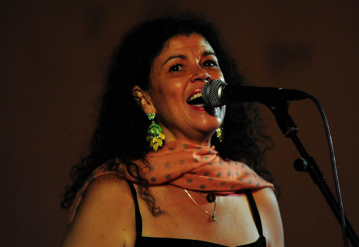 Zadar, 26.07.2013. snimio: Nenad Marčev
bossa nova
CATIA WERNECK QUARTET (BRA-FR)
CATIA WERNECK – vocal
VINCENT BIDAL – piano
LUKMIL PEREZ HERRERA – drums
RENATO ŠVORINIĆ – bass giuitar
Dvorište Providurove palače Zadar, 26.07.2013. snimio: Nenad Marčev
bossa nova
CATIA WERNECK QUARTET (BRA-FR)
CATIA WERNECK – vocal
VINCENT BIDAL – piano
LUKMIL PEREZ HERRERA – drums
RENATO ŠVORINIĆ – bass giuitar
Dvorište Providurove palače