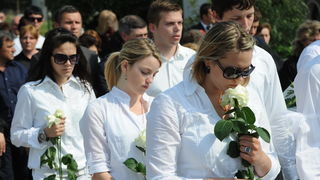 Povljana, 270410.
Vise tisuca Pazana i zitelja Zadarske i Licko – senjske zupanije okupilo se u Povljani na posljednjem ispracaju Martini Skodi (19), Anti Pogorilicu (21) i Marinu Orlicu (24) koji su tragicno izgubili zivot u prometnoj nesreci u nedjelju Povljana, 270410.
Vise tisuca Pazana i zitelja Zadarske i Licko – senjske zupanije okupilo se u Povljani na posljednjem ispracaju Martini Skodi (19), Anti Pogorilicu (21) i Marinu Orlicu (24) koji su tragicno izgubili zivot u prometnoj nesreci u nedjelju