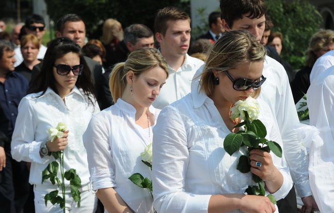 Povljana, 270410.
Vise tisuca Pazana i zitelja Zadarske i Licko – senjske zupanije okupilo se u Povljani na posljednjem ispracaju Martini Skodi (19), Anti Pogorilicu (21) i Marinu Orlicu (24) koji su tragicno izgubili zivot u prometnoj nesreci u nedjelju Povljana, 270410.
Vise tisuca Pazana i zitelja Zadarske i Licko – senjske zupanije okupilo se u Povljani na posljednjem ispracaju Martini Skodi (19), Anti Pogorilicu (21) i Marinu Orlicu (24) koji su tragicno izgubili zivot u prometnoj nesreci u nedjelju