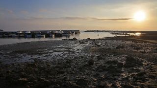 22.12.2013., Zadar – Neobicno toplo vrijeme za prve dane zime dodatni je poticaj za otisnuti se na more i uloviti koju lignju za Badnju vecer. Iako zbog oseke gotovo da nisu mogli isploviti, dva Privlacanca na nedjeljno poslijepodne udaljila su se od ob