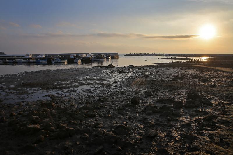 22.12.2013., Zadar – Neobicno toplo vrijeme za prve dane zime dodatni je poticaj za otisnuti se na more i uloviti koju lignju za Badnju vecer. Iako zbog oseke gotovo da nisu mogli isploviti, dva Privlacanca na nedjeljno poslijepodne udaljila su se od ob