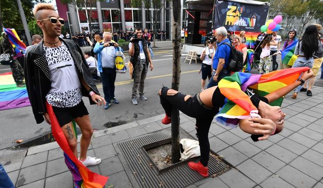 Okupljanje sudionika Parade ponosa na Cvetnom trgu, sa kojeg ce krenuti setnja gradom. Nekoliko stonina sudionika parde cuva 3000 policajaca.