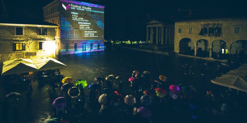 “Visualia”: Ni kiša nije omela atraktivne svjetleće instalacije “Visualia”: Ni kiša nije omela atraktivne svjetleće instalacije