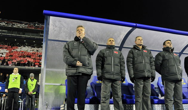 Zagreb, 151111.   
Stadion Maksimir. 
Uzvratna utakmica dodatnih kvalifikacija za odlazak na EURO 2012. u Ukrajini i Poljskoj, izmedju Hrvatske i Turske.
Na slici: klupa Turske Guus Hiddink i ostali suradnici.
Foto: Srdjan Vrancic / CROPIX
