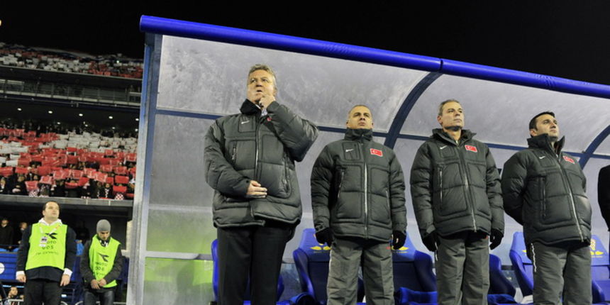 Zagreb, 151111.
Stadion Maksimir.
Uzvratna utakmica dodatnih kvalifikacija za odlazak na EURO 2012. u Ukrajini i Poljskoj, izmedju Hrvatske i Turske.
Na slici: klupa Turske Guus Hiddink i ostali suradnici.
Foto: Srdjan Vrancic / CROPIX Zagreb, 151111.
Stadion Maksimir.
Uzvratna utakmica dodatnih kvalifikacija za odlazak na EURO 2012. u Ukrajini i Poljskoj, izmedju Hrvatske i Turske.
Na slici: klupa Turske Guus Hiddink i ostali suradnici.
Foto: Srdjan Vrancic / CROPIX