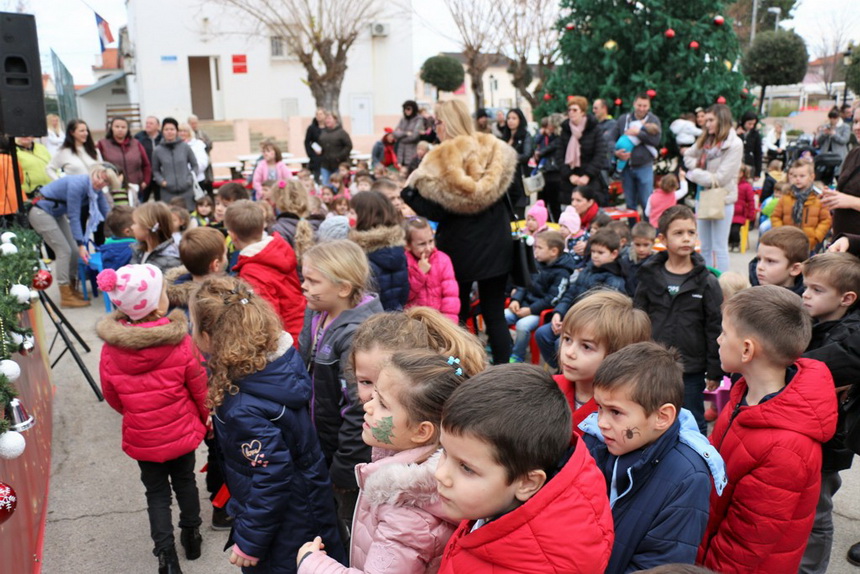 Sveti Nikola darivao mališane na Viru, Krampus bez posla Sveti Nikola darivao mališane na Viru, Krampus bez posla