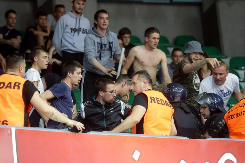 Intervencija policije na tribini s navijačima Zadra na utakmici Cibone i Zadra (80-71). Photo: Goran Stanzl/PIXSELL Intervencija policije na tribini s navijačima Zadra na utakmici Cibone i Zadra (80-71). Photo: Goran Stanzl/PIXSELL