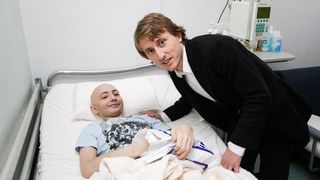 Luki Modriću u dječjoj bolnici u Klaićevoj uručena nagrada nogometaša godine, Photo: Petar Glebov/PIXSELL Luki Modriću u dječjoj bolnici u Klaićevoj uručena nagrada nogometaša godine, Photo: Petar Glebov/PIXSELL