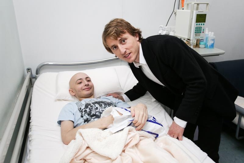 Luki Modriću u dječjoj bolnici u Klaićevoj uručena nagrada nogometaša godine, Photo: Petar Glebov/PIXSELL Luki Modriću u dječjoj bolnici u Klaićevoj uručena nagrada nogometaša godine, Photo: Petar Glebov/PIXSELL