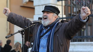 Zadar, 221212.
Predblagdansko subotnje jutro na zadarskom Poluotoku bilo je bogato raznim dogadjanjima. U isto vrijeme su zadarski zborovi, limena glazba i pojedini pjevaci udruzili snage te izvodili Bozicne pjesme.
Na fotografiji: legendarni Buco.
Foto: Zadar, 221212.
Predblagdansko subotnje jutro na zadarskom Poluotoku bilo je bogato raznim dogadjanjima. U isto vrijeme su zadarski zborovi, limena glazba i pojedini pjevaci udruzili snage te izvodili Bozicne pjesme.
Na fotografiji: legendarni Buco.
Foto: