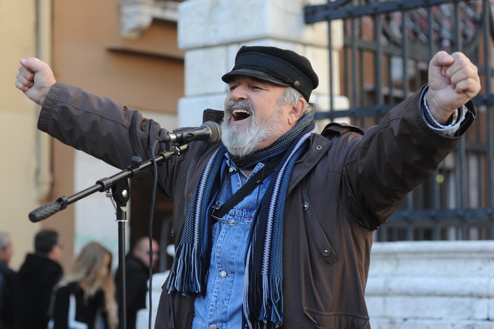 Zadar, 221212.
Predblagdansko subotnje jutro na zadarskom Poluotoku bilo je bogato raznim dogadjanjima. U isto vrijeme su zadarski zborovi, limena glazba i pojedini pjevaci udruzili snage te izvodili Bozicne pjesme.
Na fotografiji: legendarni Buco.
Foto: Zadar, 221212.
Predblagdansko subotnje jutro na zadarskom Poluotoku bilo je bogato raznim dogadjanjima. U isto vrijeme su zadarski zborovi, limena glazba i pojedini pjevaci udruzili snage te izvodili Bozicne pjesme.
Na fotografiji: legendarni Buco.
Foto: