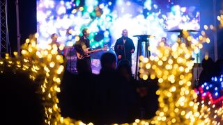 Vatromet, tisuće konfeta, šampanjac, prskalice i koncert Ivana Zaka i Tempo Banda