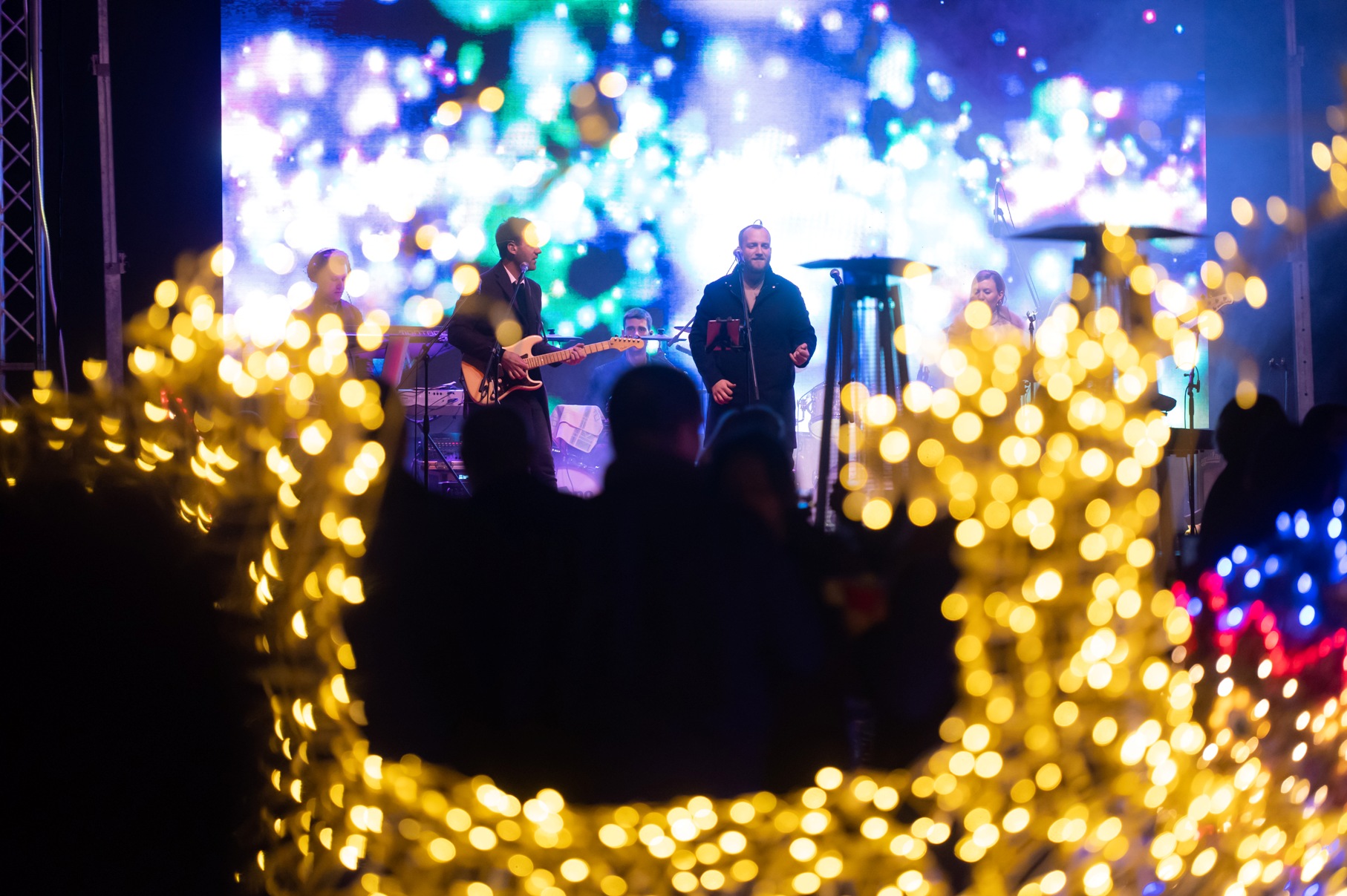 Vatromet, tisuće konfeta, šampanjac, prskalice i koncert Ivana Zaka i Tempo Banda