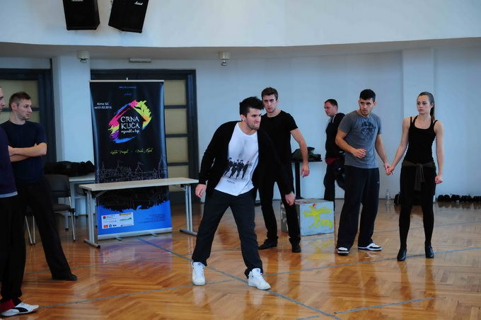 Rasplesani mladi ansambl “Crne kuće” Rasplesani mladi ansambl “Crne kuće”