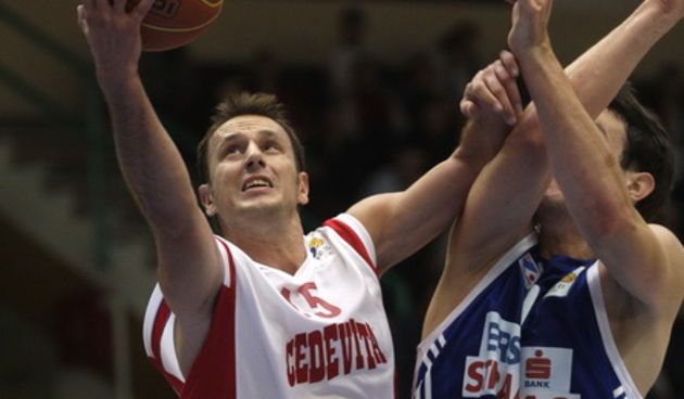 Zagreb, 091010. Dvorana Sutlinska Vrela. Kosarkaska utakmica 1.kolo NLB lige ABA, KK Cedevita – KK Zadar. Na slici: Marino Bazdaric 45, Jurica Golemac 7. Foto: Nenad Dugi / Cropix