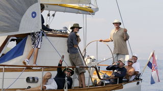 Split, 240911.
Na 80.Mrduja jubilarnoj regati izislo 242 plovila u borbu za veliki trofej. Na startu vjetar nije bio naklonjen jedrilicarima pa su mnogi satima plutali u bonaci.
Na slici:  posada Zeljka Jerkova na Baleni.
Foto: Jadran Babic / CROPIX