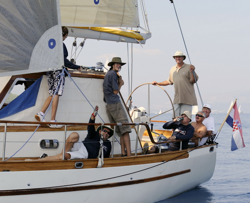 Split, 240911.
Na 80.Mrduja jubilarnoj regati izislo 242 plovila u borbu za veliki trofej. Na startu vjetar nije bio naklonjen jedrilicarima pa su mnogi satima plutali u bonaci.
Na slici:  posada Zeljka Jerkova na Baleni.
Foto: Jadran Babic / CROPIX