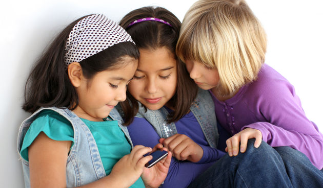 Djeca s mobitelom