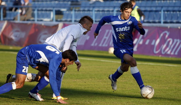 Zadar, 261111.Nogometno igraliste StanoviNogometna utakmica  1.HNL. izmedju NK Zadar i NK Lucko.Na slici: igrac Zadra (plavi) Luka Begonja.Foto: Jure Miskovic / CROPIX