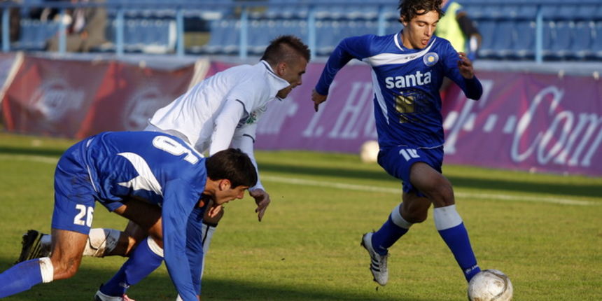 Zadar, 261111.Nogometno igraliste StanoviNogometna utakmica  1.HNL. izmedju NK Zadar i NK Lucko.Na slici: igrac Zadra (plavi) Luka Begonja.Foto: Jure Miskovic / CROPIX