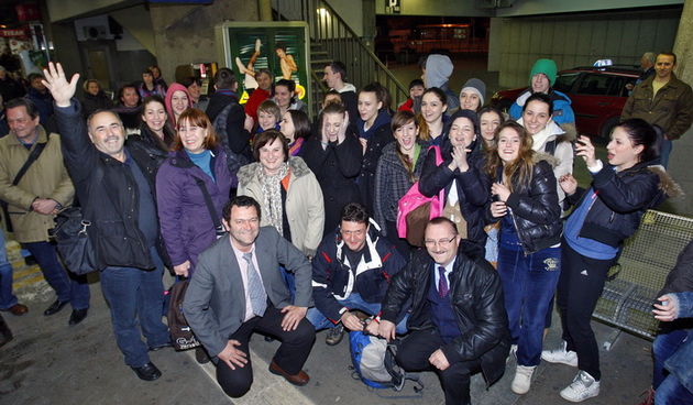 Zagreb, 160313.
Autobusni kolodvor, Drziceva.
Ucenici drugih razreda Hotelijersko-turisticke skole u Zagrebu uspjesno su se vratili kuci nakon sto su zbog automobilske nesrece u kojoj oni nisu sudjelovali i velike mecave zapeli na cesti na putu od Budimpe