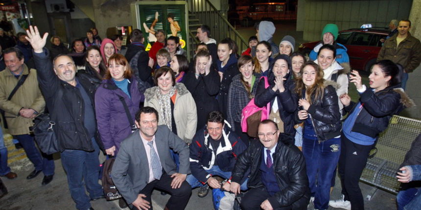 Zagreb, 160313.
Autobusni kolodvor, Drziceva.
Ucenici drugih razreda Hotelijersko-turisticke skole u Zagrebu uspjesno su se vratili kuci nakon sto su zbog automobilske nesrece u kojoj oni nisu sudjelovali i velike mecave zapeli na cesti na putu od Budimpe Zagreb, 160313.
Autobusni kolodvor, Drziceva.
Ucenici drugih razreda Hotelijersko-turisticke skole u Zagrebu uspjesno su se vratili kuci nakon sto su zbog automobilske nesrece u kojoj oni nisu sudjelovali i velike mecave zapeli na cesti na putu od Budimpe