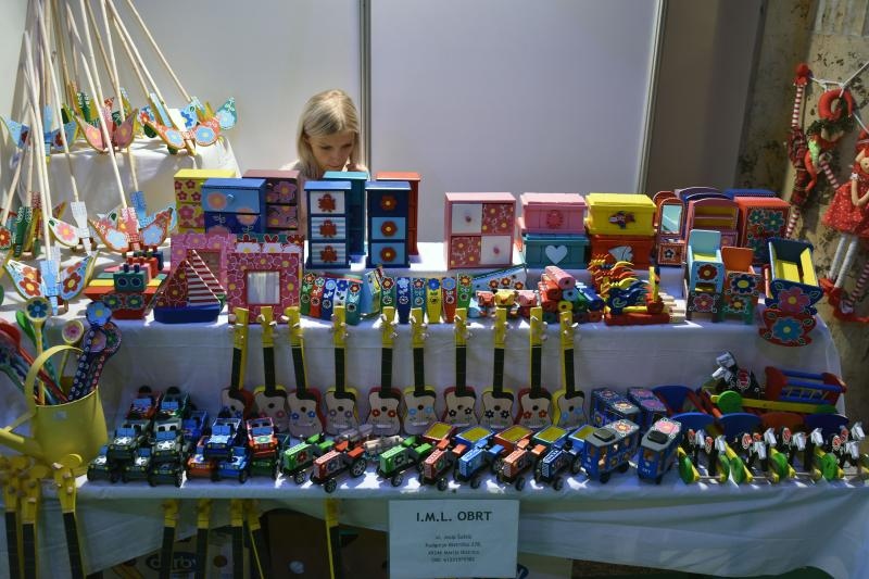 U Domu branitelja poceo 14. HAND MADE FEST – Festival rucnih izrada, mastovitosti i dizajna. I ove se godine u svih 5 dvorana Doma branitelja, 200-ak izlagaca, od kojih i 20% muskaraca, tri dana promice i promovira jedinstvene vrijednosti rucnih izrada, p U Domu branitelja poceo 14. HAND MADE FEST – Festival rucnih izrada, mastovitosti i dizajna. I ove se godine u svih 5 dvorana Doma branitelja, 200-ak izlagaca, od kojih i 20% muskaraca, tri dana promice i promovira jedinstvene vrijednosti rucnih izrada, p