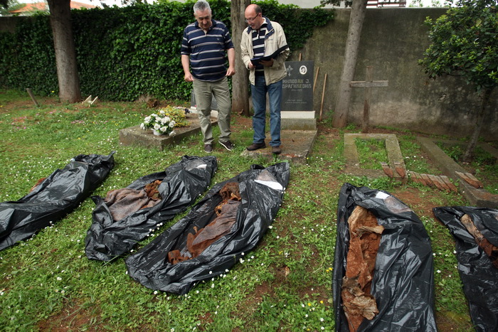 Zadar, 020513.
Gradsko groblje. 
Ministarstvo branitelja je na Gradskom groblju u Zadru predstavilo rezultate ekshumacije posmrtnih ostataka zrtava srpske nacionalnosti koje su stradale u Domovinskom ratu 1995. godine. 
Foto: Jure Miskovic / CROPIX