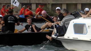 Metkovic, 140810.
Trinaesti maraton ladja vozi se od Metkovica do Ploca u duzini od 22,5 kilometara. U maratonu je nastupilo oko 600 veslaca u 35 ladjarskih posada.
Na slici: U guzvi bilo je i sudara
Foto: Denis Jerkovic / Cropix
