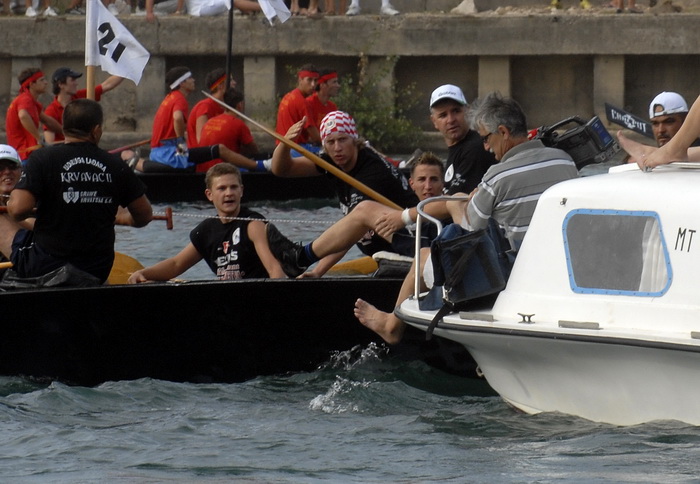 Metkovic, 140810.
Trinaesti maraton ladja vozi se od Metkovica do Ploca u duzini od 22,5 kilometara. U maratonu je nastupilo oko 600 veslaca u 35 ladjarskih posada.
Na slici: U guzvi bilo je i sudara
Foto: Denis Jerkovic / Cropix
