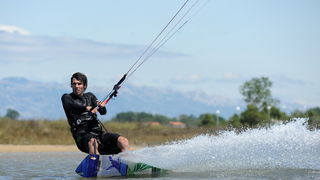 Nin, Zadar, 160712
Kitesurferi su iskoristili vjetrovit dan za uzivanje na plazi Zdrijac kraj Nina gdje se inace nalazi i kitesurfing skola.
Foto: Luka Gerlanc / CROPIX