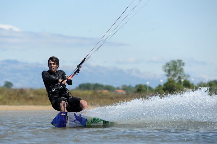 Nin, Zadar, 160712
Kitesurferi su iskoristili vjetrovit dan za uzivanje na plazi Zdrijac kraj Nina gdje se inace nalazi i kitesurfing skola.
Foto: Luka Gerlanc / CROPIX