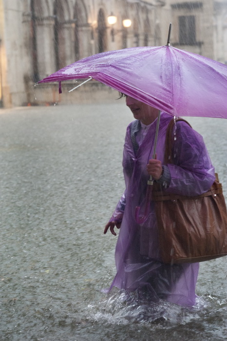 Dubrovnik, 221110.
Dubrovnik je jutros pogodio strahoviti prolom oblaka, uzrokovavsi poplave, “jezera” na ulicama i zastoje prometa.
Na fotografiji: Stradun.
Foto: Zeljko Soletic / Cropix