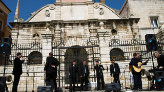 Klapa Kadena na Narodnom trgu, 12. travnja 2009.