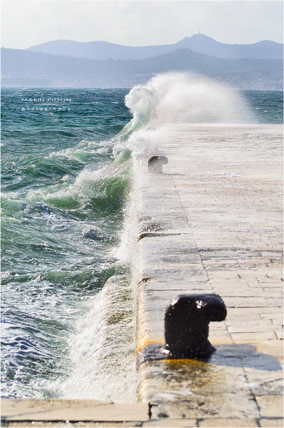 Spektakularna igra valova na zadarskoj rivi 5. studenog 2014.  Foto: Marin Pitton