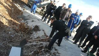 U ulici Ive Masine (Mjesni odbor Crvene kuce) gradonacelnik Bozidar Kalmeta sa suradnicima polozio je kamen temeljac. Time je svecano obiljezeni pocetak gradnje socijalnih stanova po modelu programa POS. Photo: Dino Stanin/PIXSELL