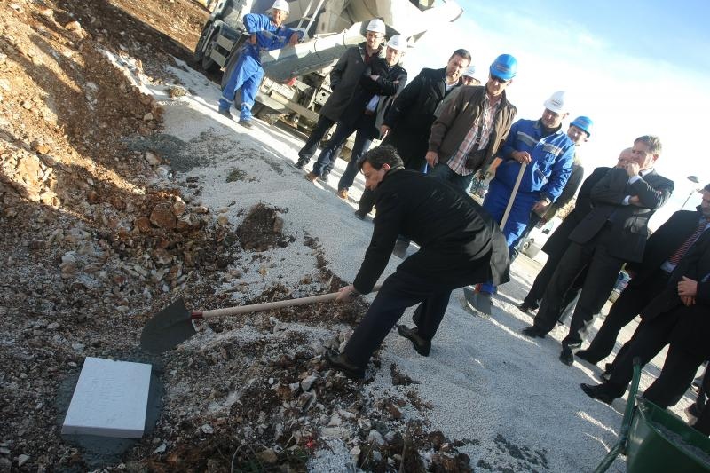 U ulici Ive Masine (Mjesni odbor Crvene kuce) gradonacelnik Bozidar Kalmeta sa suradnicima polozio je kamen temeljac. Time je svecano obiljezeni pocetak gradnje socijalnih stanova po modelu programa POS. Photo: Dino Stanin/PIXSELL