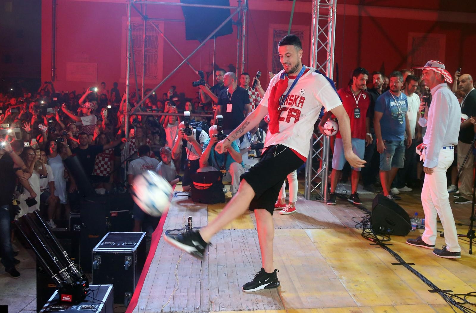 Zadrani na Forumu priredili spektakularan doček za svoje Vatrene Zadrani na Forumu priredili spektakularan doček za svoje Vatrene