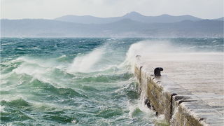 Spektakularna igra valova na zadarskoj rivi 5. studenog 2014.  Foto: Marin Pitton