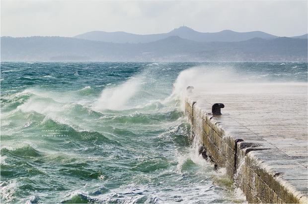Spektakularna igra valova na zadarskoj rivi 5. studenog 2014.  Foto: Marin Pitton