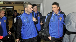 Zagreb, 121111.
Povratak hrvatske nogometne reprezentacije u Zracnu luku Pleso nakon kvalifikacijske utakmice za Europsko prvenstvo u kojoj su pobijedili Tursku za 3: 0. Docekalo ih je oko stotinjak vjernih navijaca.
Na slici: Mario Mandzukic i Ivan Klas Zagreb, 121111.
Povratak hrvatske nogometne reprezentacije u Zracnu luku Pleso nakon kvalifikacijske utakmice za Europsko prvenstvo u kojoj su pobijedili Tursku za 3: 0. Docekalo ih je oko stotinjak vjernih navijaca.
Na slici: Mario Mandzukic i Ivan Klas