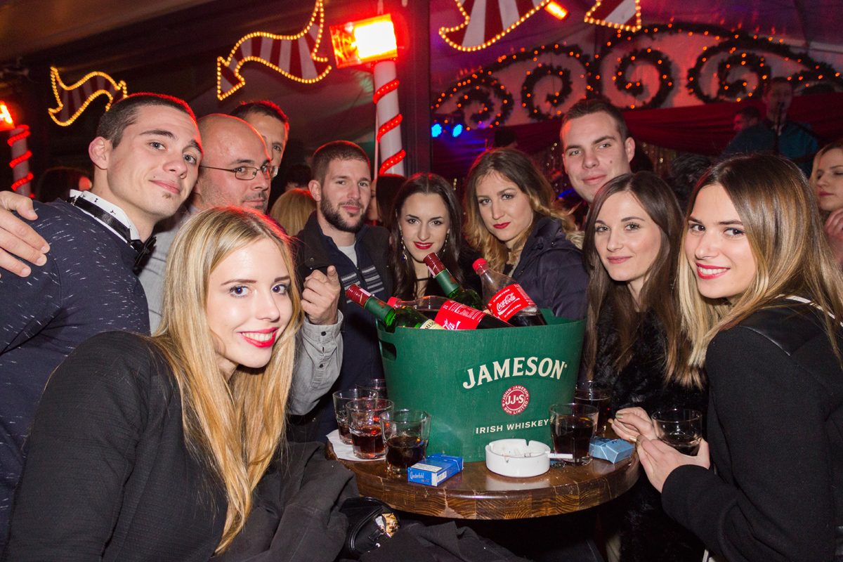 Doček 2017: Najluđa noć na zadarskom Poluotoku privukla više tisuća Zadrana i gostiju Doček 2017: Najluđa noć na zadarskom Poluotoku privukla više tisuća Zadrana i gostiju