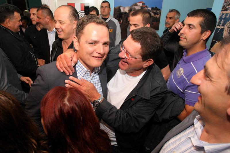 Nakon objave prvih izbornih rezultata nastalo je slavlje u stožeru HDZ-a i kolacijskih partnera. Slavila se pobjeda Božidara Kalmete, novog gradonačelnika Zadra, te pobjeda Stipe Zrilića, novog/satog župana Zadarske županije. Photo: Dino Stanin/PIXSELL Nakon objave prvih izbornih rezultata nastalo je slavlje u stožeru HDZ-a i kolacijskih partnera. Slavila se pobjeda Božidara Kalmete, novog gradonačelnika Zadra, te pobjeda Stipe Zrilića, novog/satog župana Zadarske županije. Photo: Dino Stanin/PIXSELL