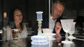 U Muzeju za umjetnost i obrt otvorena je izložba ” Transparentna ljepota – Staklo iz hrvatskih muzeja”. Transparentna ljepota rezultat je trogodišnjeg rada stručnjaka iz 30-tak hrvatskih muzeja. Uz postav dijela izložbe Transparentna ljepota u MUO, istodo