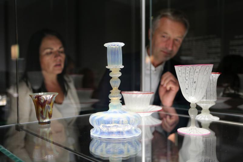 U Muzeju za umjetnost i obrt otvorena je izložba ” Transparentna ljepota – Staklo iz hrvatskih muzeja”. Transparentna ljepota rezultat je trogodišnjeg rada stručnjaka iz 30-tak hrvatskih muzeja. Uz postav dijela izložbe Transparentna ljepota u MUO, istodo