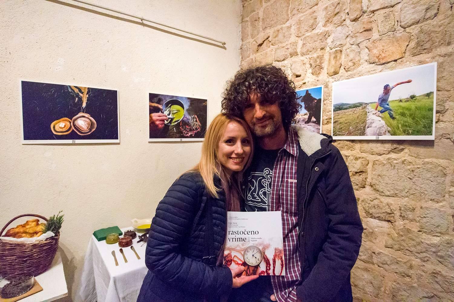 Galerija Kapetanova kula: Svečano otvorenje izložbe “Rastočeno vrime” Stipe Suraća. Foto: Mladen Radolović Mrlja Galerija Kapetanova kula: Svečano otvorenje izložbe “Rastočeno vrime” Stipe Suraća. Foto: Mladen Radolović Mrlja